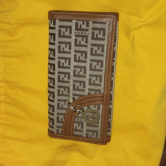 ✅️100% Authentic Fendi Wallet - Picture 1 of 8